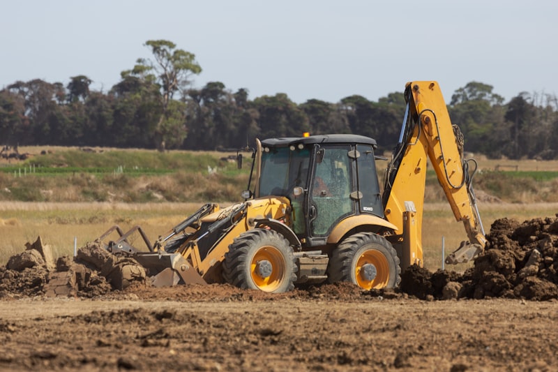Miniexcavadora trabajando en terreno
